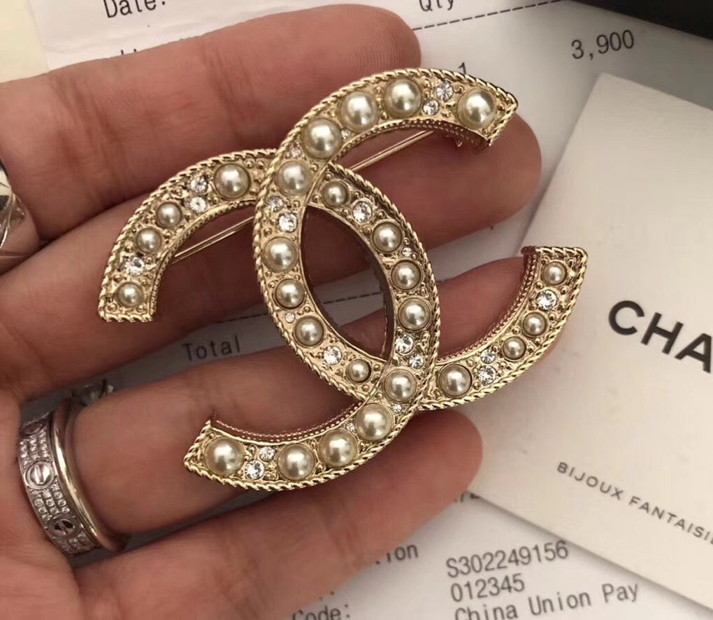 Chanel經典的雙C logo brooch