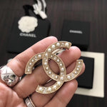 Chanel經典的雙C logo brooch