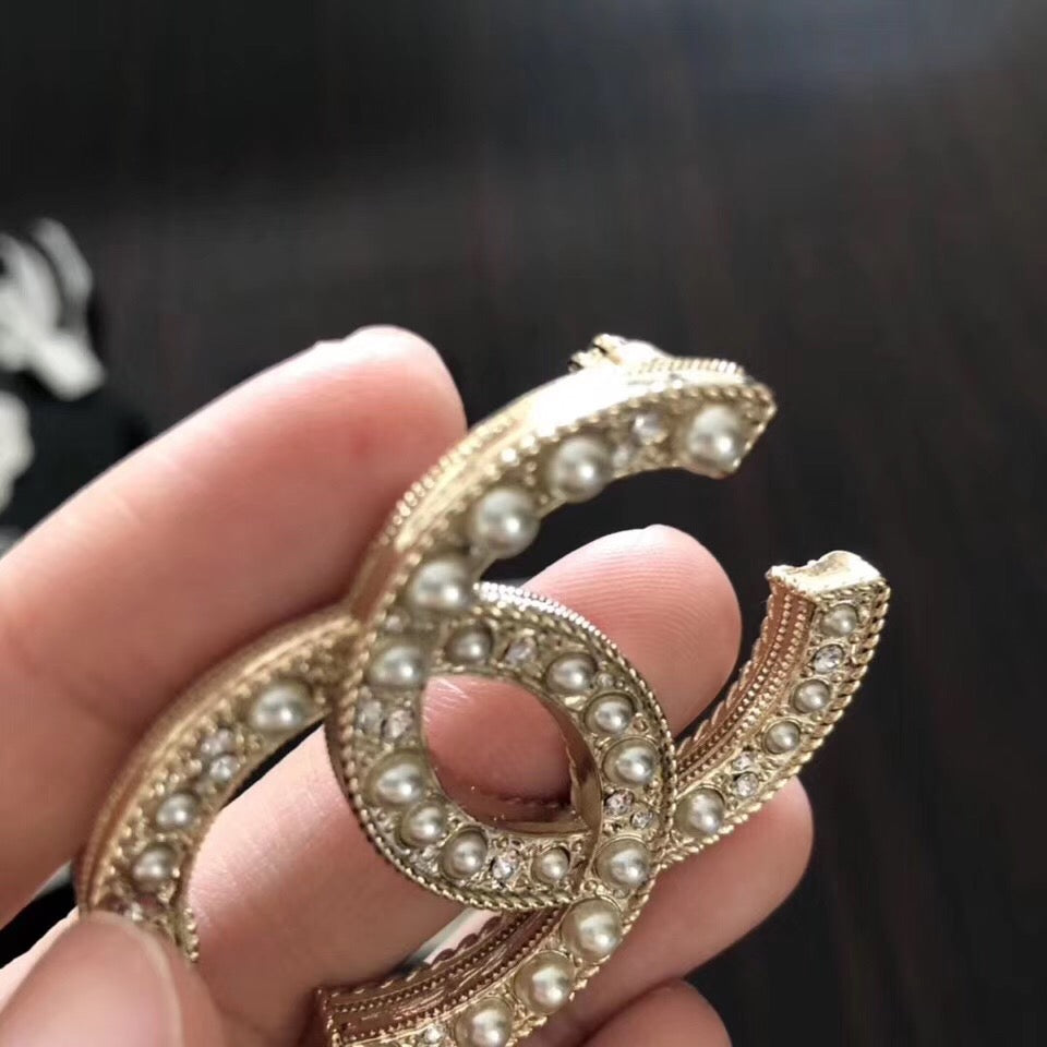 Chanel經典的雙C logo brooch