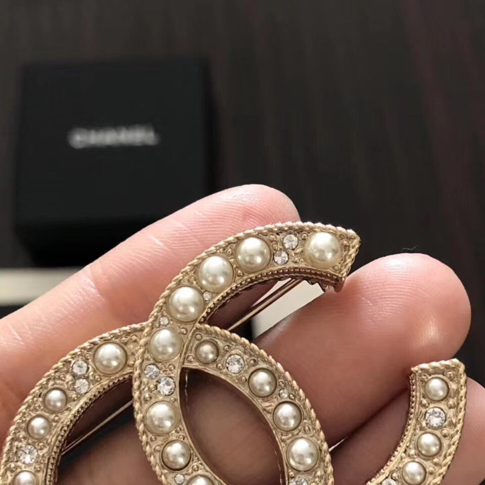 Chanel經典的雙C logo brooch