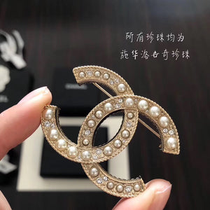 Chanel經典的雙C logo brooch