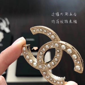 Chanel經典的雙C logo brooch